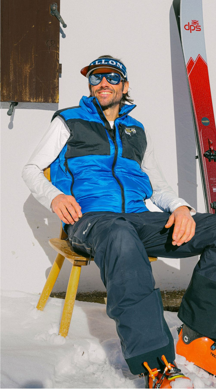 Man wears VALLON 70s-inspired sun Vizor while sitting in the sun in a ski resort in Europe