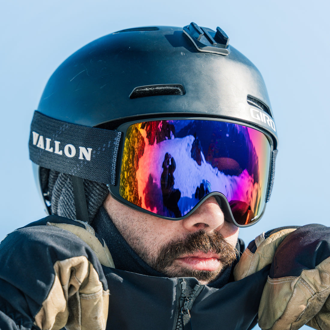 Man wears Black-Purple Crossroads ski goggles from VALLON with ZEISS toric lens