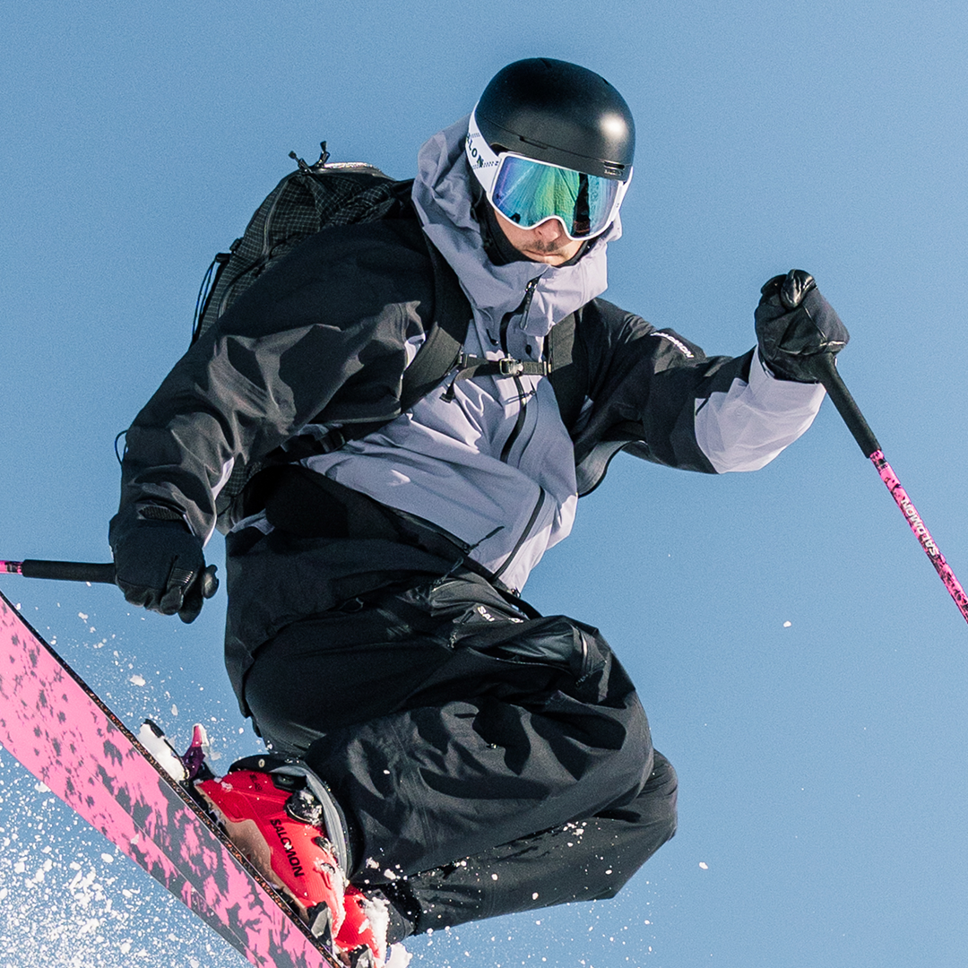Man skis wearing VALLON Crossroads goggles in White-Green