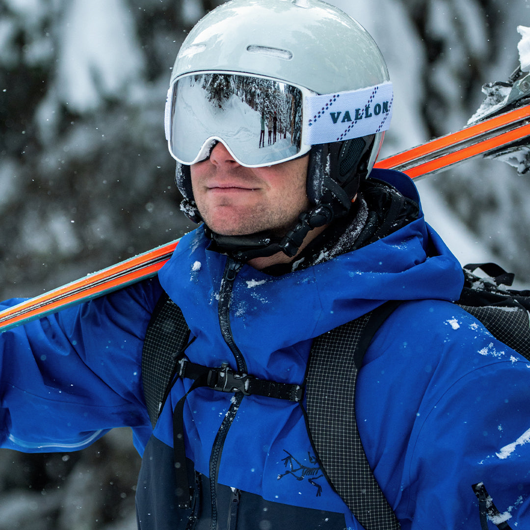 Man wears VALLON Crossroads ski goggles in White-Silver with ZEISS lens technology