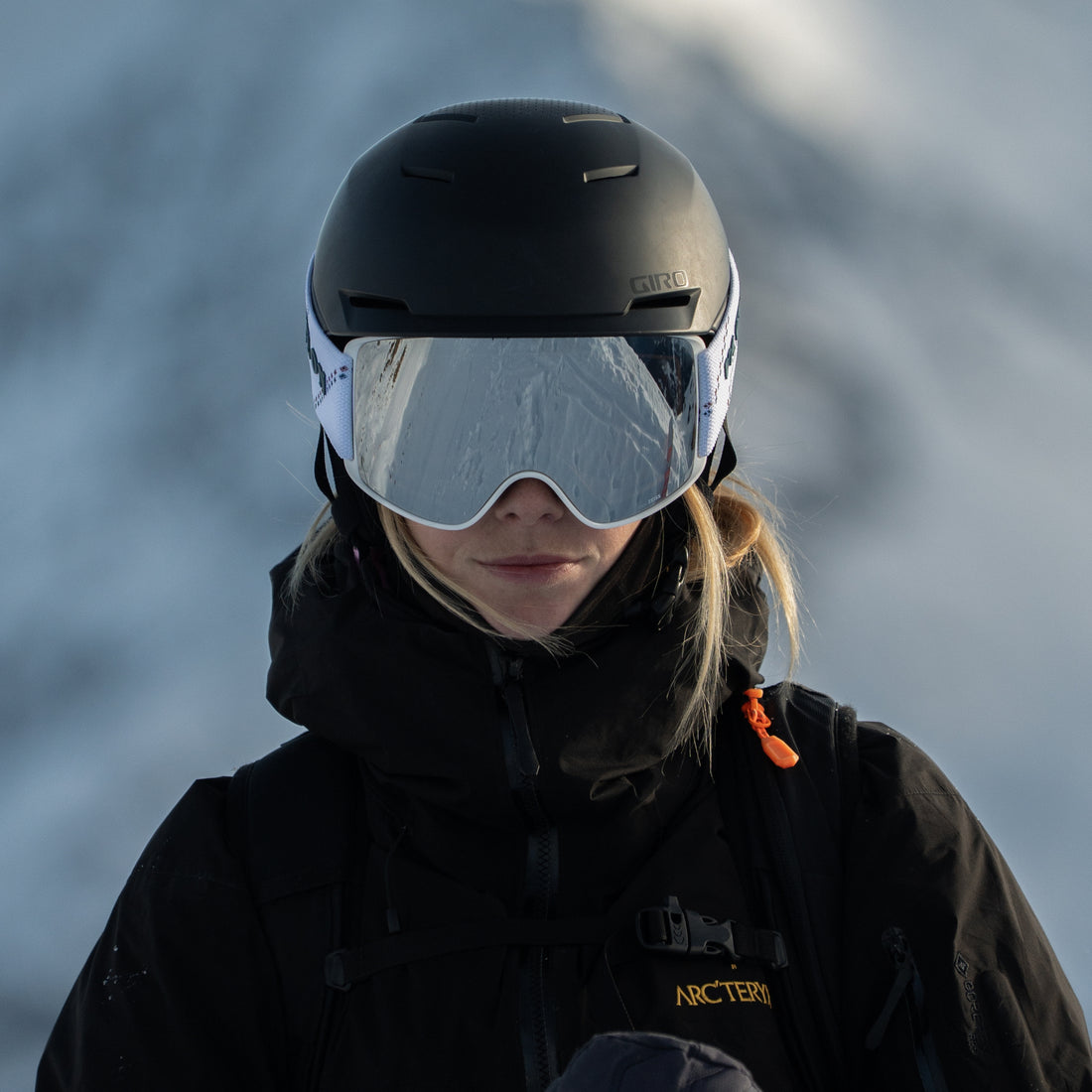 Woman wears Crossroads ski goggles from VALLON in white-silver colorway