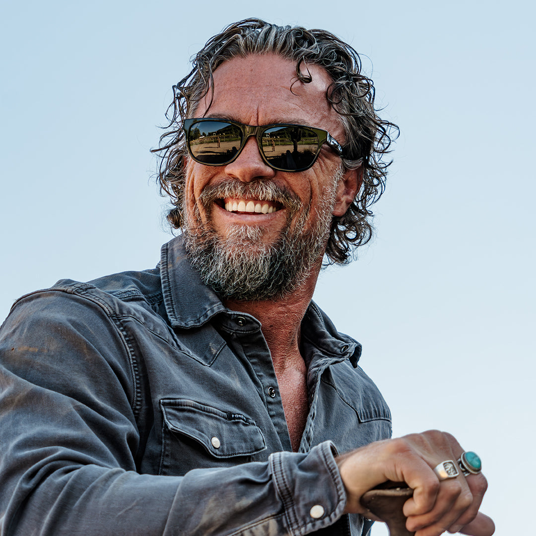 Man wearing Daytrippers polarized sunglasses from VALLON in Black