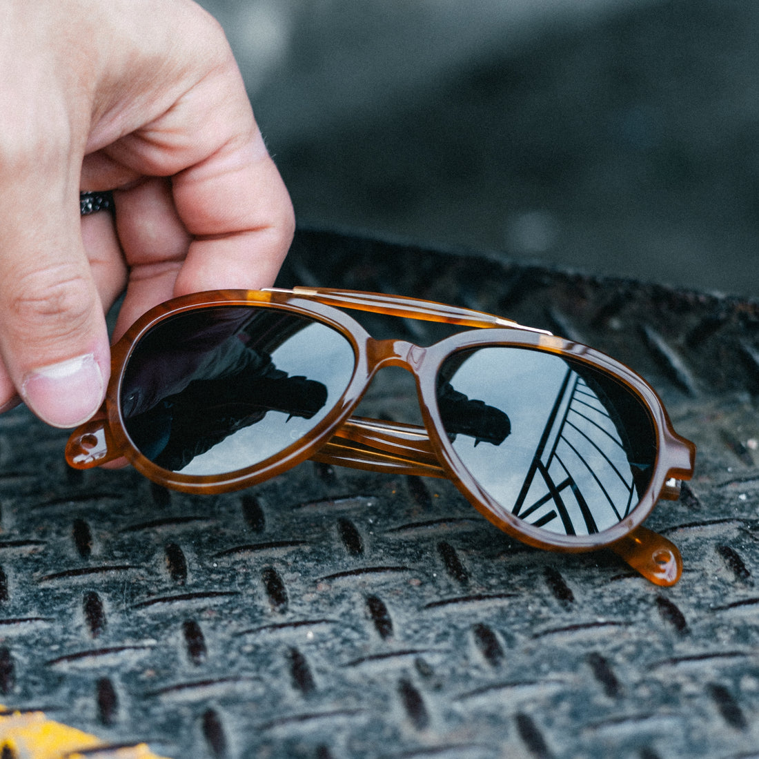 Prouct image of Elmore sunglasses from VALLON are aviator sunglasses with brow-bar design, V52 optics and sports versatility