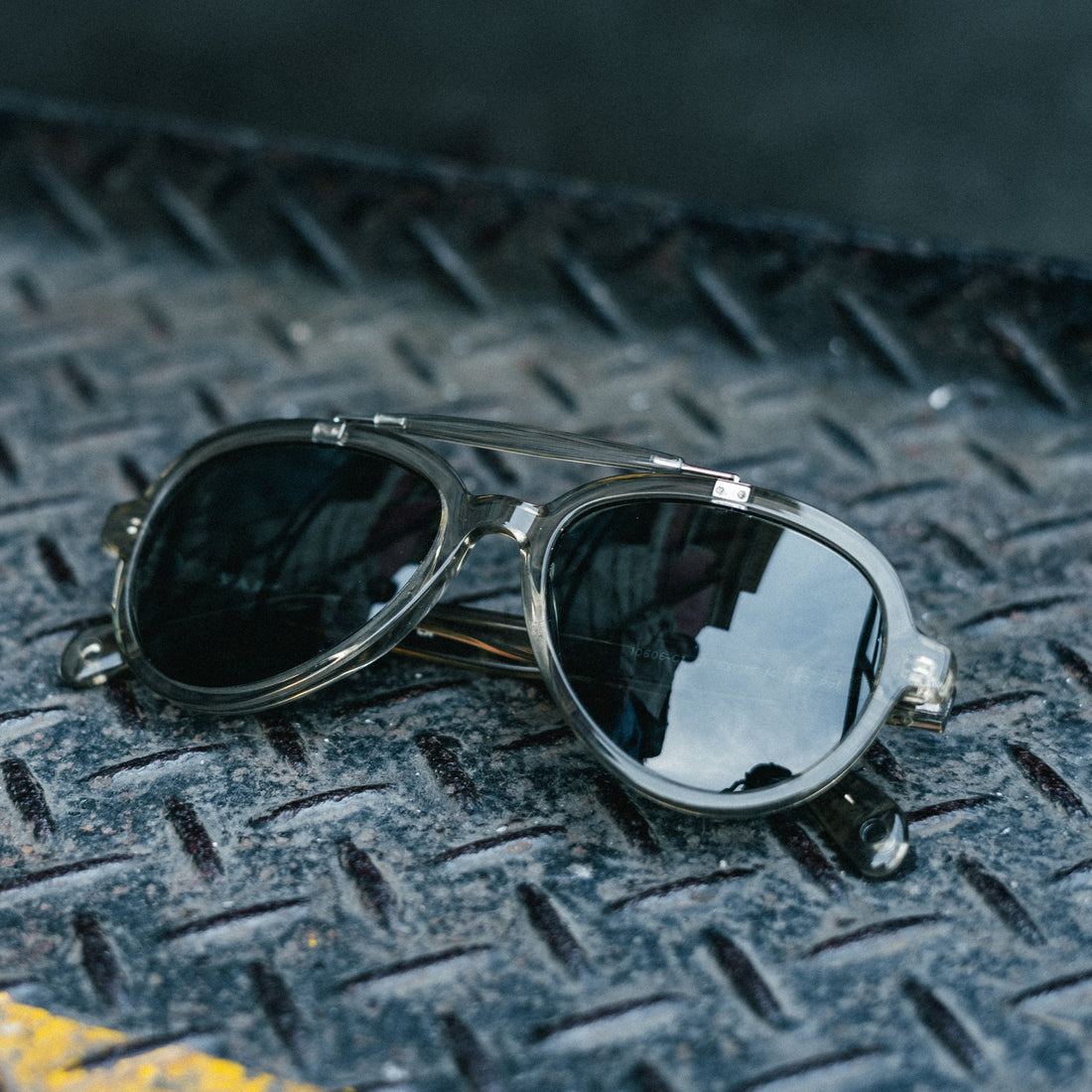 Product image of Elmore brow-bar Active Lifestyle aviator sunglasses from VALLON