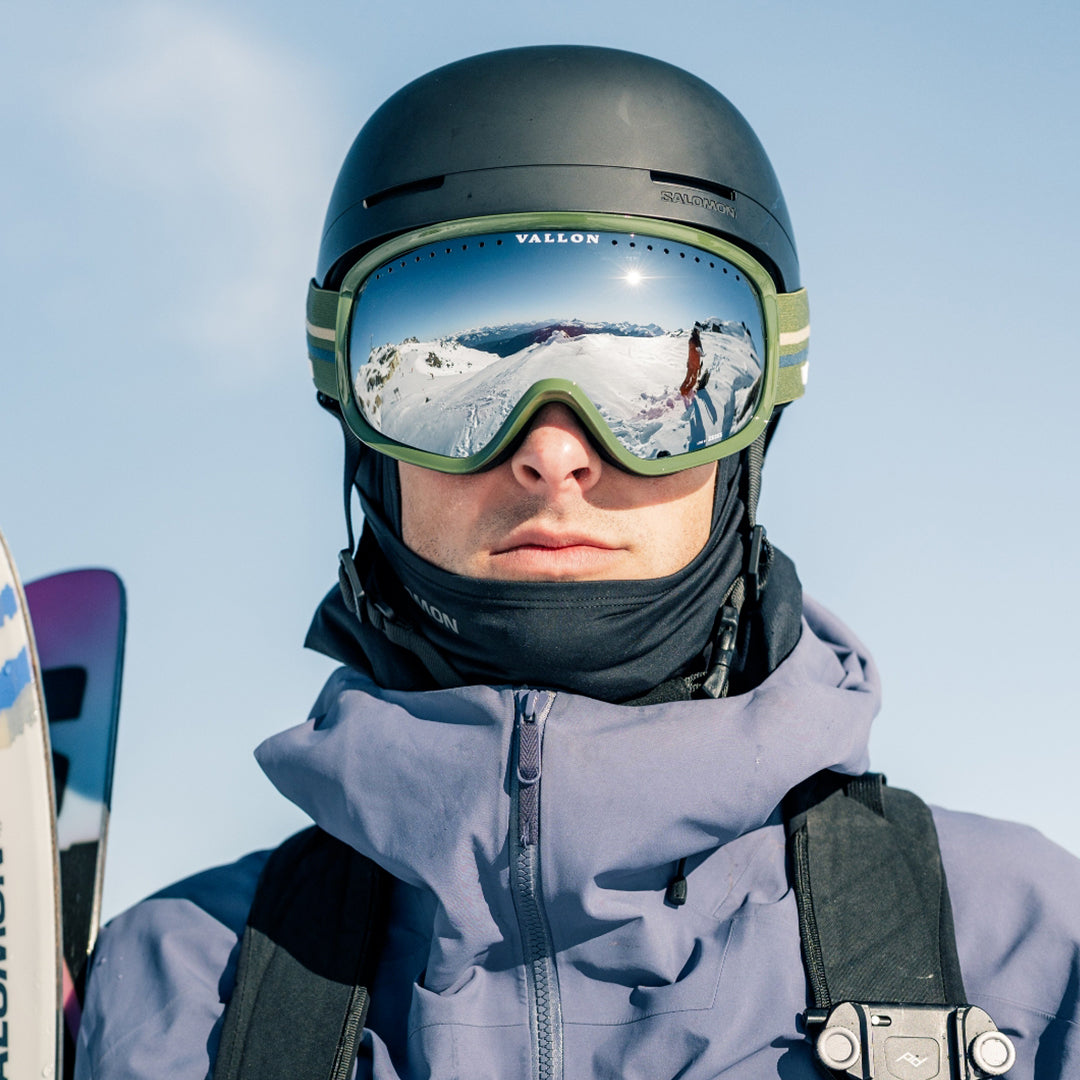 Man wears Classic 80s-style Freebirds ski goggles from VALLON in Green-Silver with ZEISS lenses
