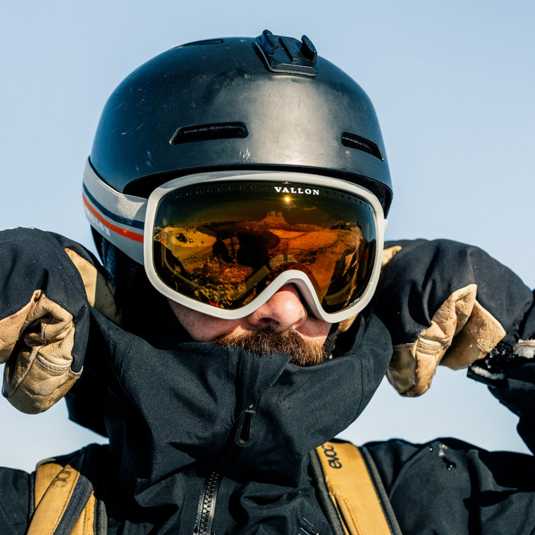 Man wears Classic 80s-style Freebirds ski goggles from VALLON with ZEISS optics