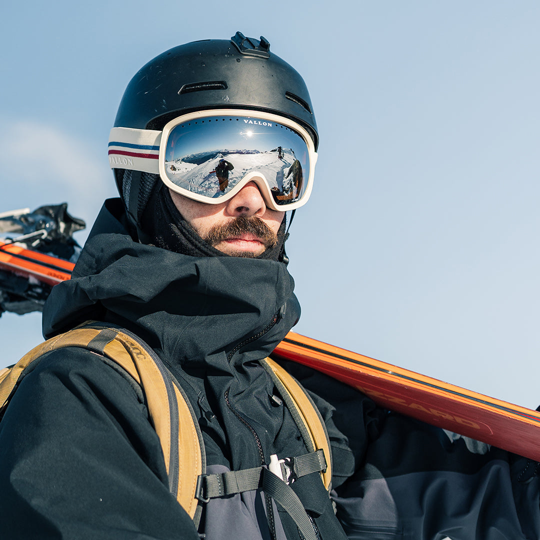 Man wears VALLON best goggles for skiing Freebirds in Off-White-Silver