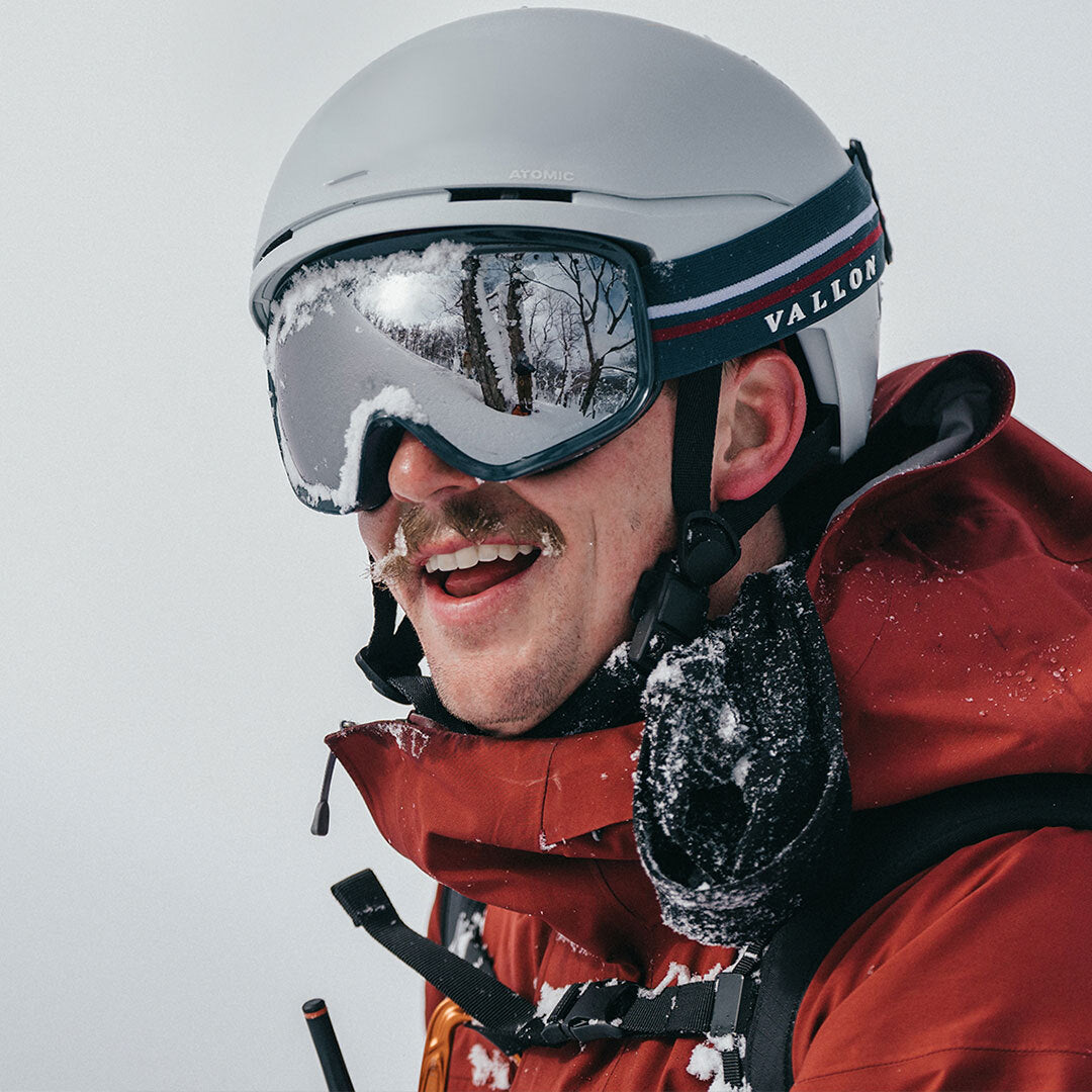 Man wears VALLON 80s-inspired retro Freebirds ski goggles with ZEISS optics