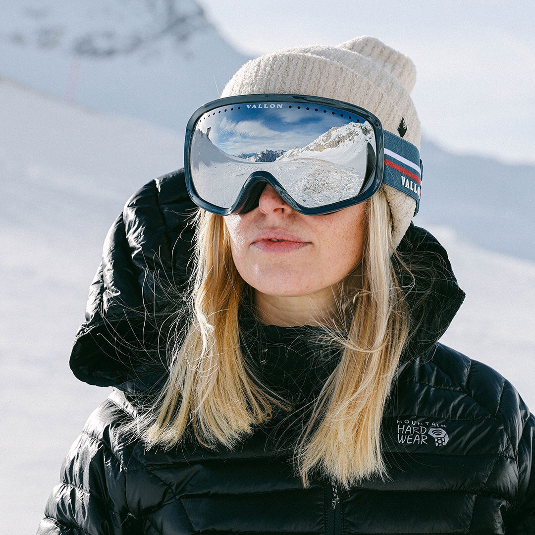 Woman wears VALLON 80s-inspired retro Freebirds ski goggles in Navy-Silver