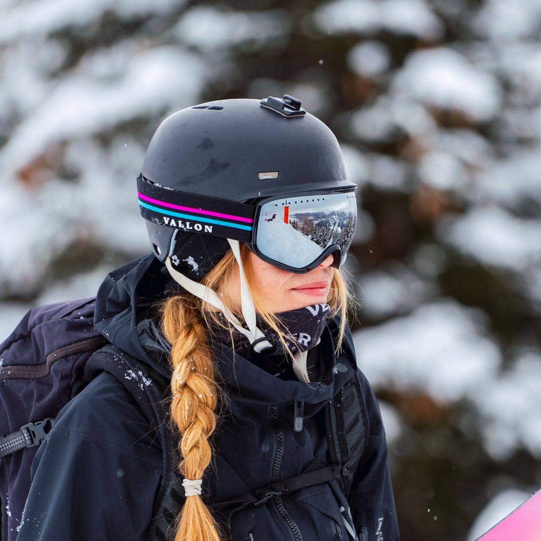 Woman wears VALLON 80s-inspired retro Freebirds goggles for skiing with ZEISS lenswear