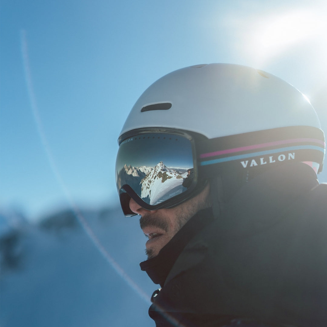 Man wears VALLON 80s-inspired retro Freebirds goggles for skiing with ZEISS lens