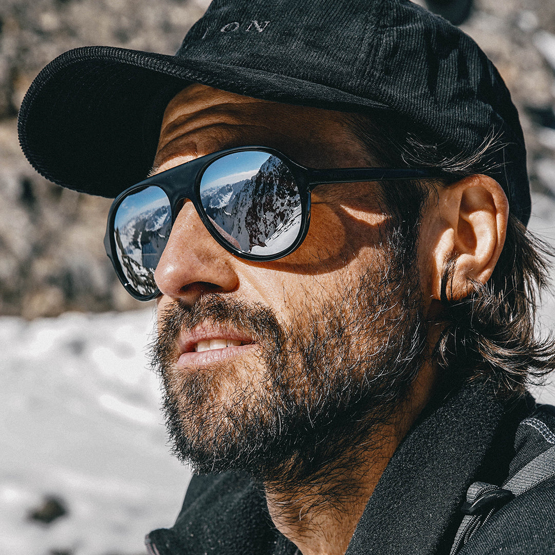 Man wears VALLON Hazlewood teardrop sunglasses with full-mirror lenses in black