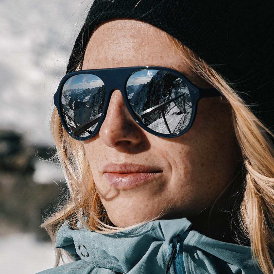 Woman wears VALLON 80s teardrop Hazlewood ski sunglasses in Blue