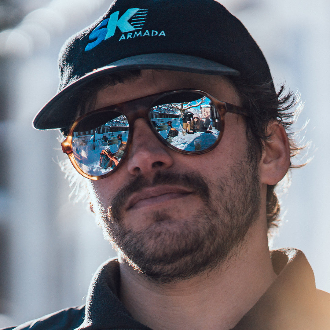 Man wears VALLON 80s-inspired Hazlewood sunglasses with full-mirror V52 lenses