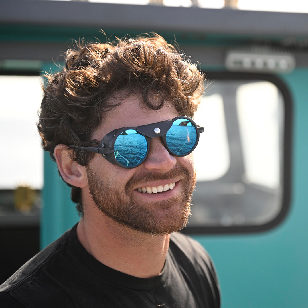 Man wears Heron Ocean sunglasses from VALLON in dark-grey-blue