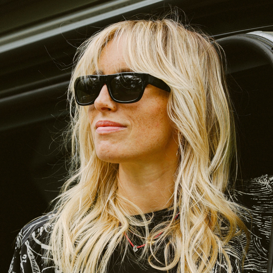 Woman wears June sunglasses from VALLON in black colorway