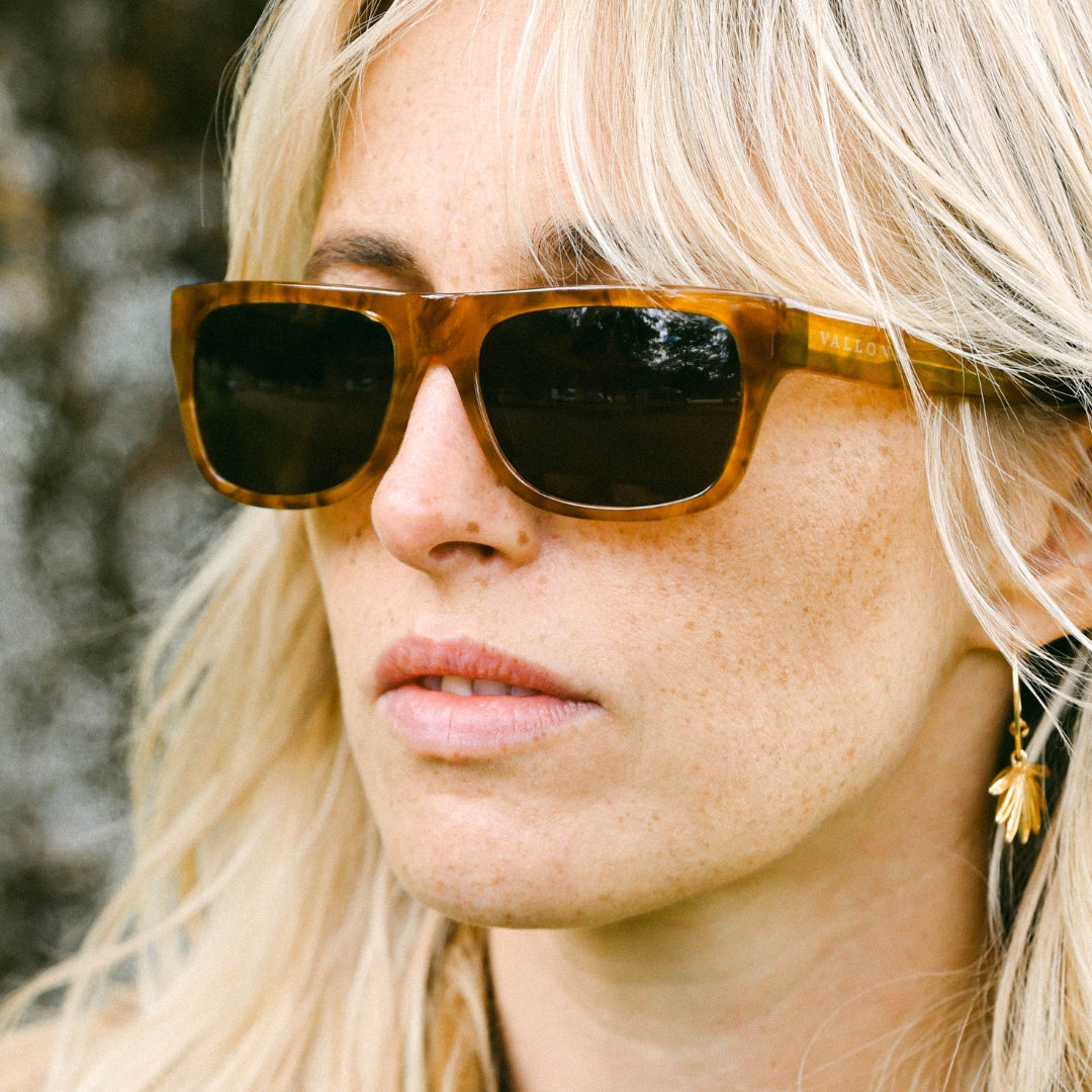 Woman wears June Cat. 3 women's rectangular sunglasses from VALLON with V52 optics in horn