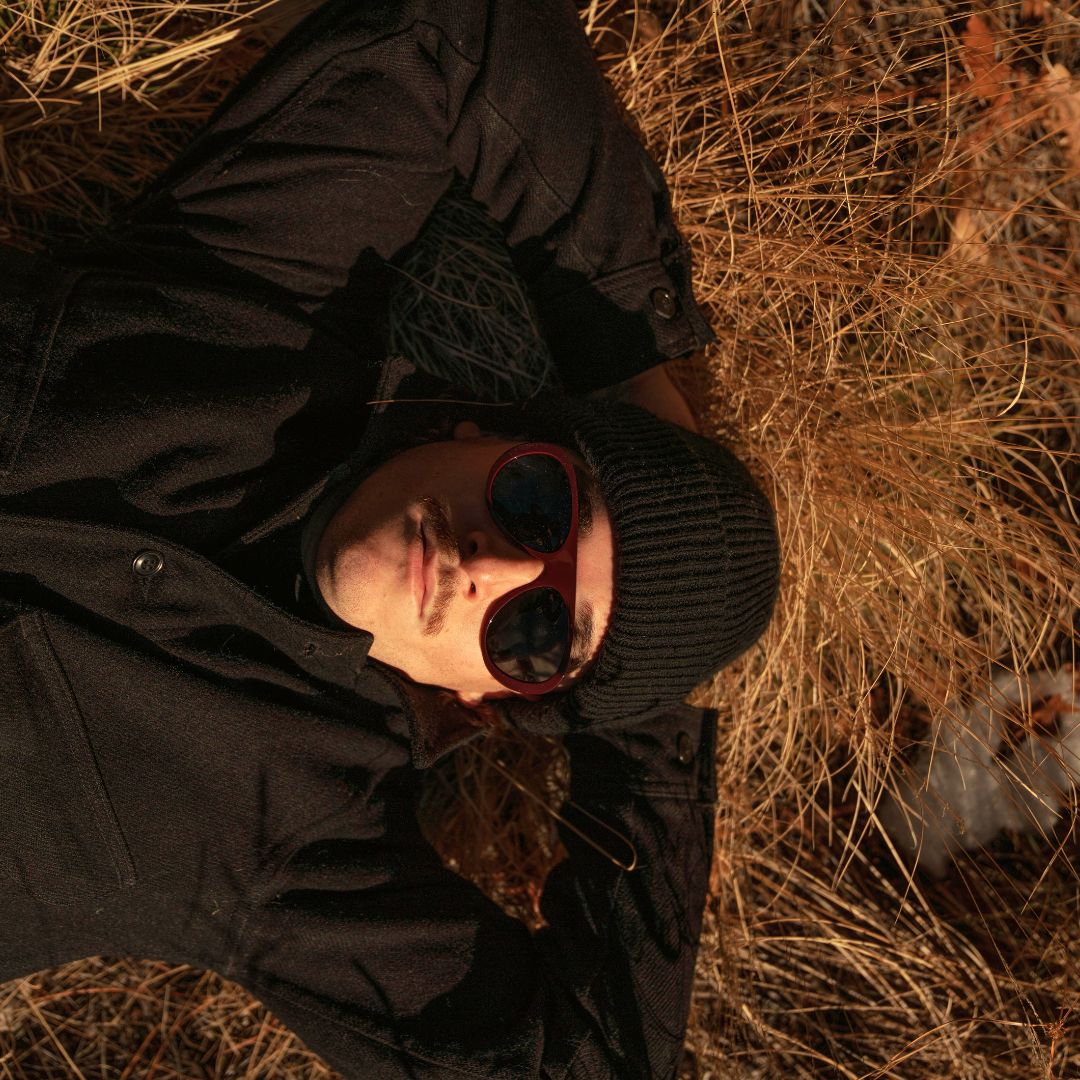 Man wears VALLON Surf Aviators in Burgundy