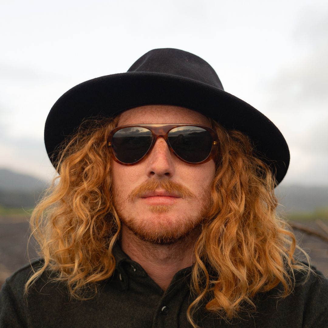 Man wears VALLON Surf Aviators in Tortoise with a black hat