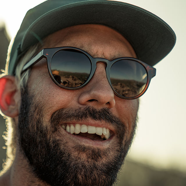 Man wearing Waylons round sunglasses from VALLON in Chestnut