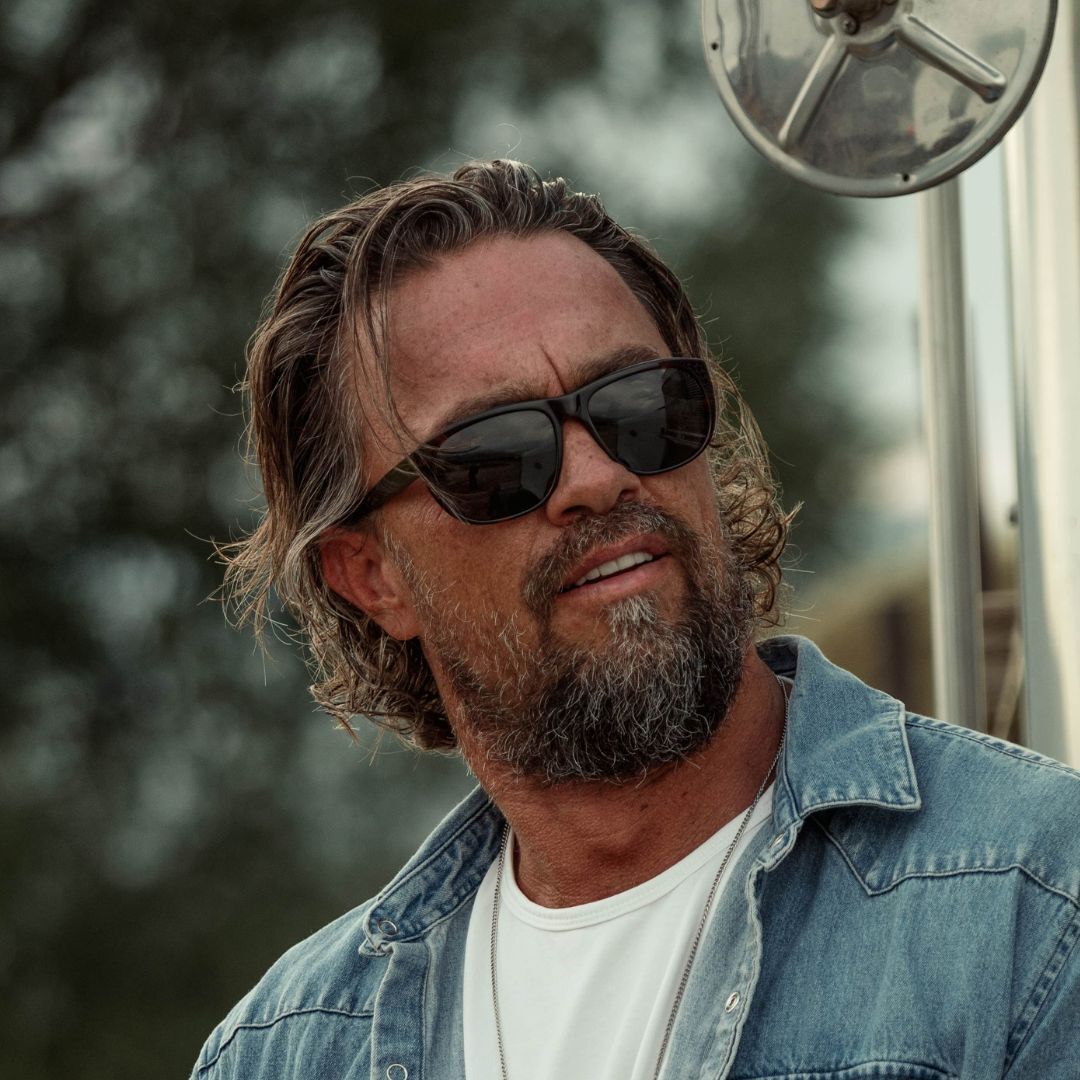 Man wears Wilburys 50s classic sunglasses from VALLON