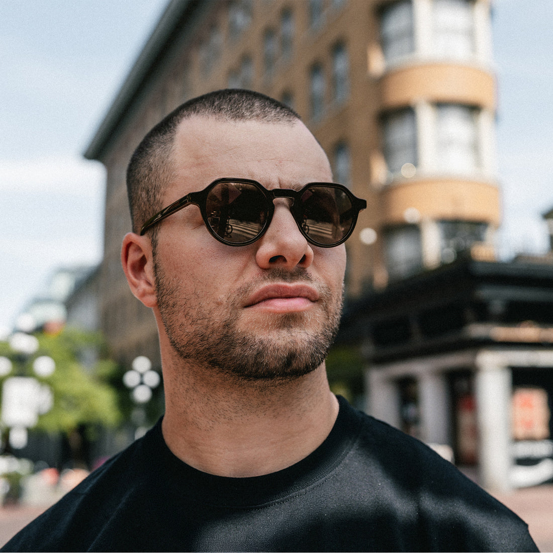 Man wears VALLON Arlo sunglasses in brown