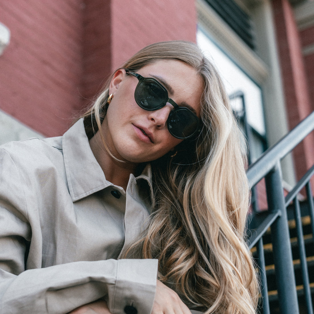 Woman wears Arlo sunglasses in green