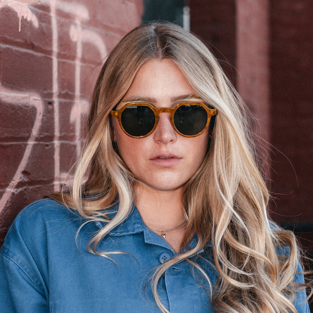 Woman wears VALLON Arlo sunglasses in Horn