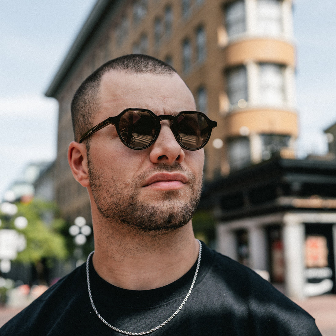 Man wears VALLON Arlo sunglasses in brown