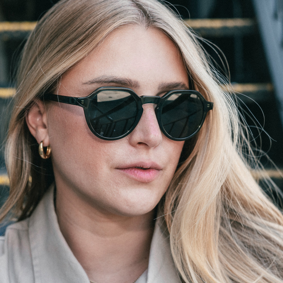 Woman wears Arlo sunglasses in green