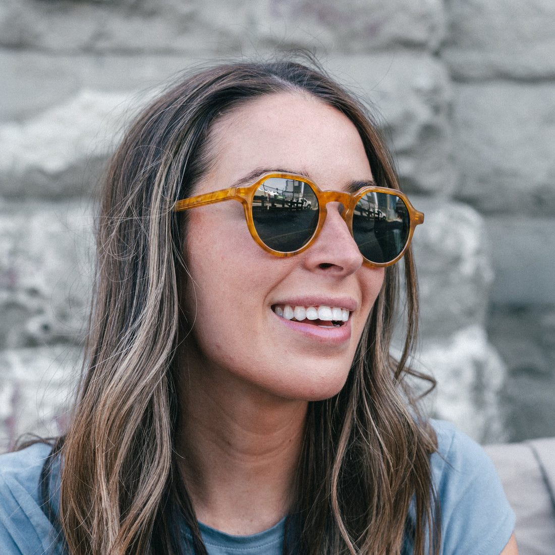 Woman wears VALLON Arlo sunglasses in Horn