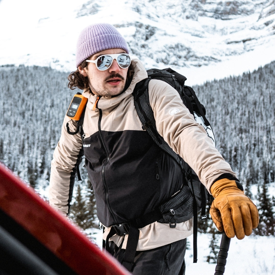 Man wears VALLON 80s-inspired Hazlewood sunglasses with full-mirror V52 lenses for skiing