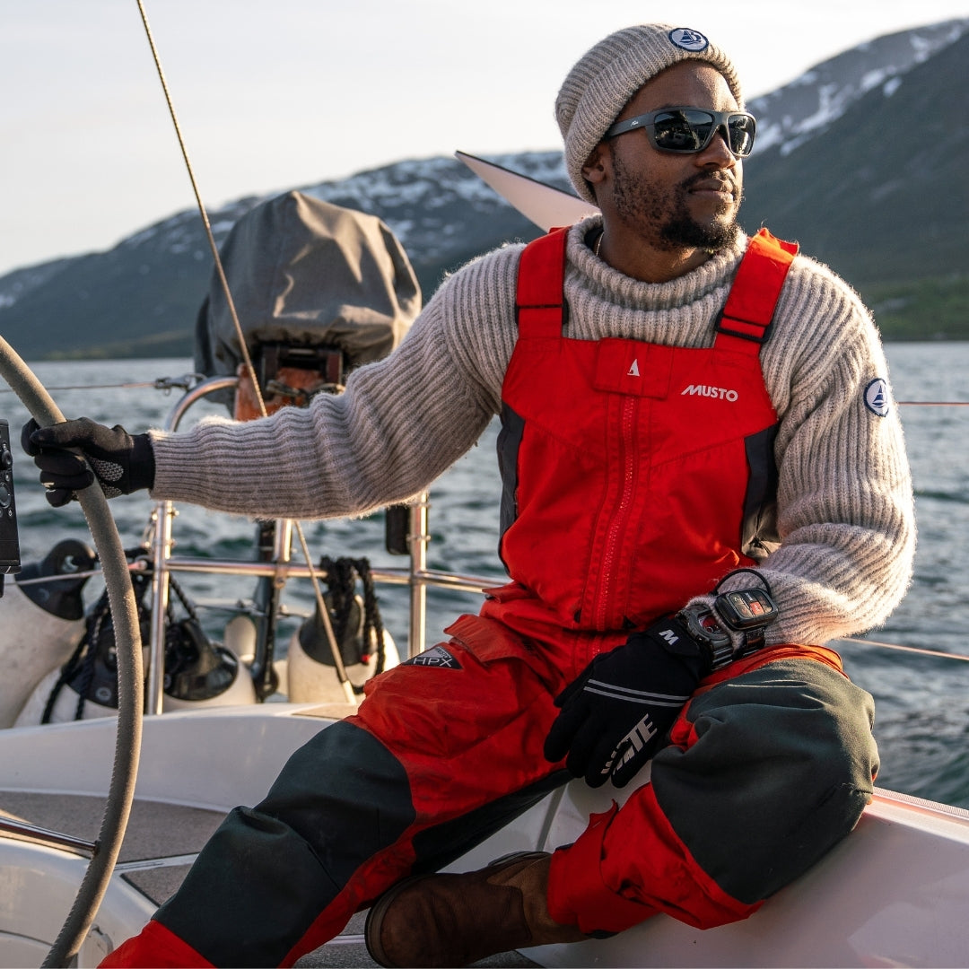 Man wears Malizia sailing sunglasses from VALLON while sailing in winter