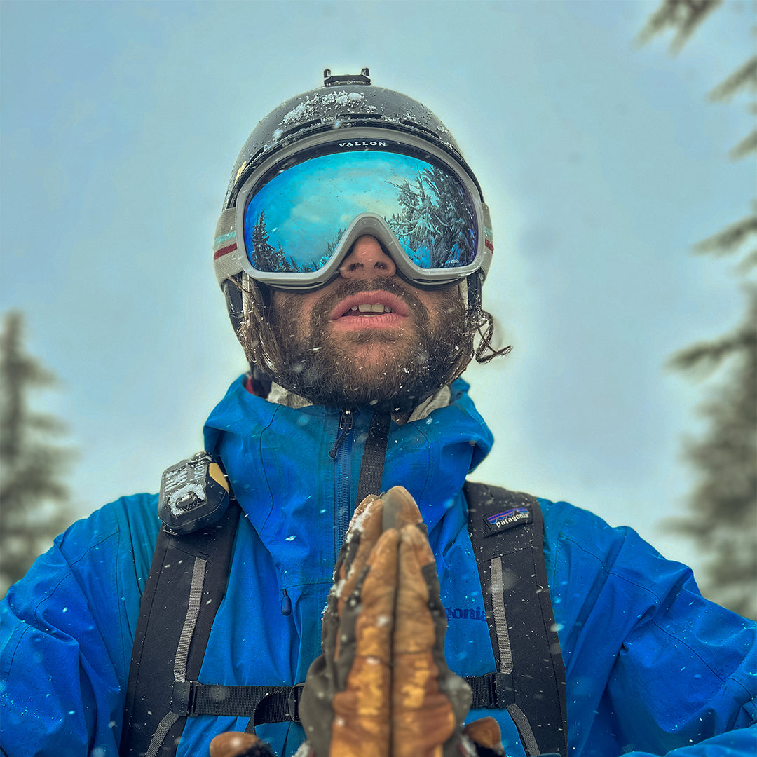 Man wears VALLON Freebirds goggles from VALLON in snowy conditions