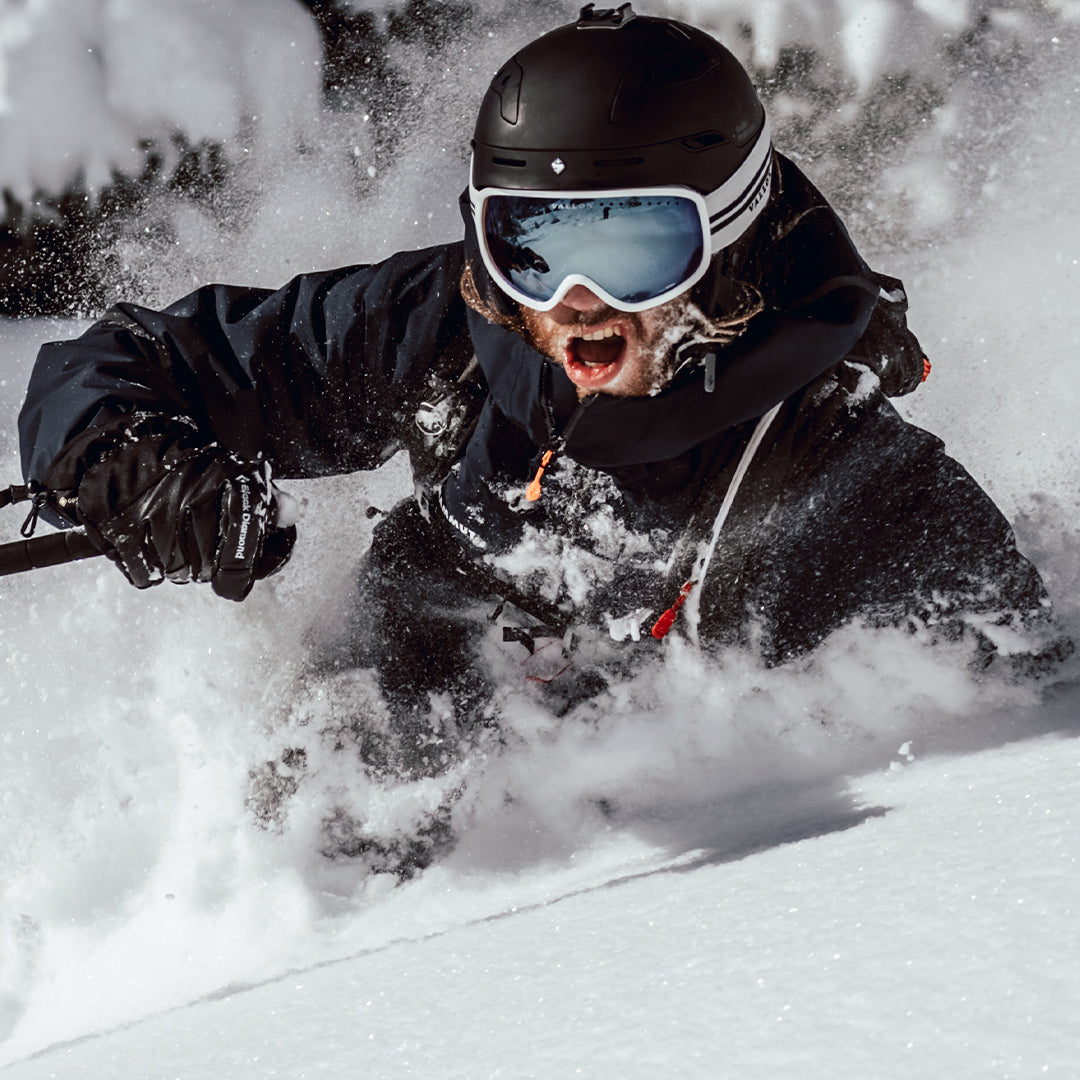 Man wears high-performance Freebirds goggles from VALLON with ZEISS lens